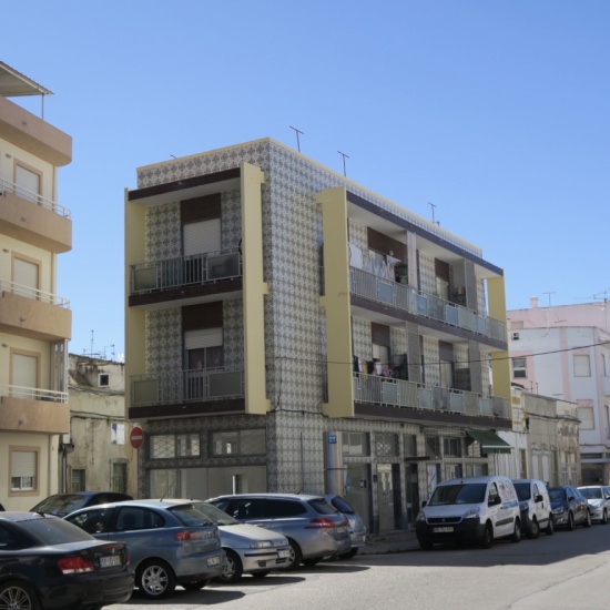 Building at the corner of the Almirante Reis / Tv. do Júdice ...