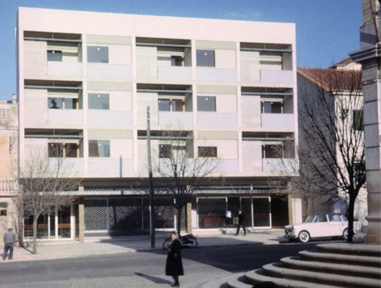 Apartment block with shops designed - Praça da República 10