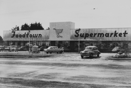 Foodtown (707 Great South Road) - Photo By: <a href="https://kura.aucklandlibraries.govt.nz/digital/collection/photos/id/37836/rec/5">Supermarket, Ōtara, 1960. Photo by Elizabeth Phyllis Andrews. Auckland Libraries Heritage Collections Footprints 05132.</a>